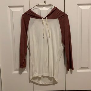 White and maroon quarter length sleeve top